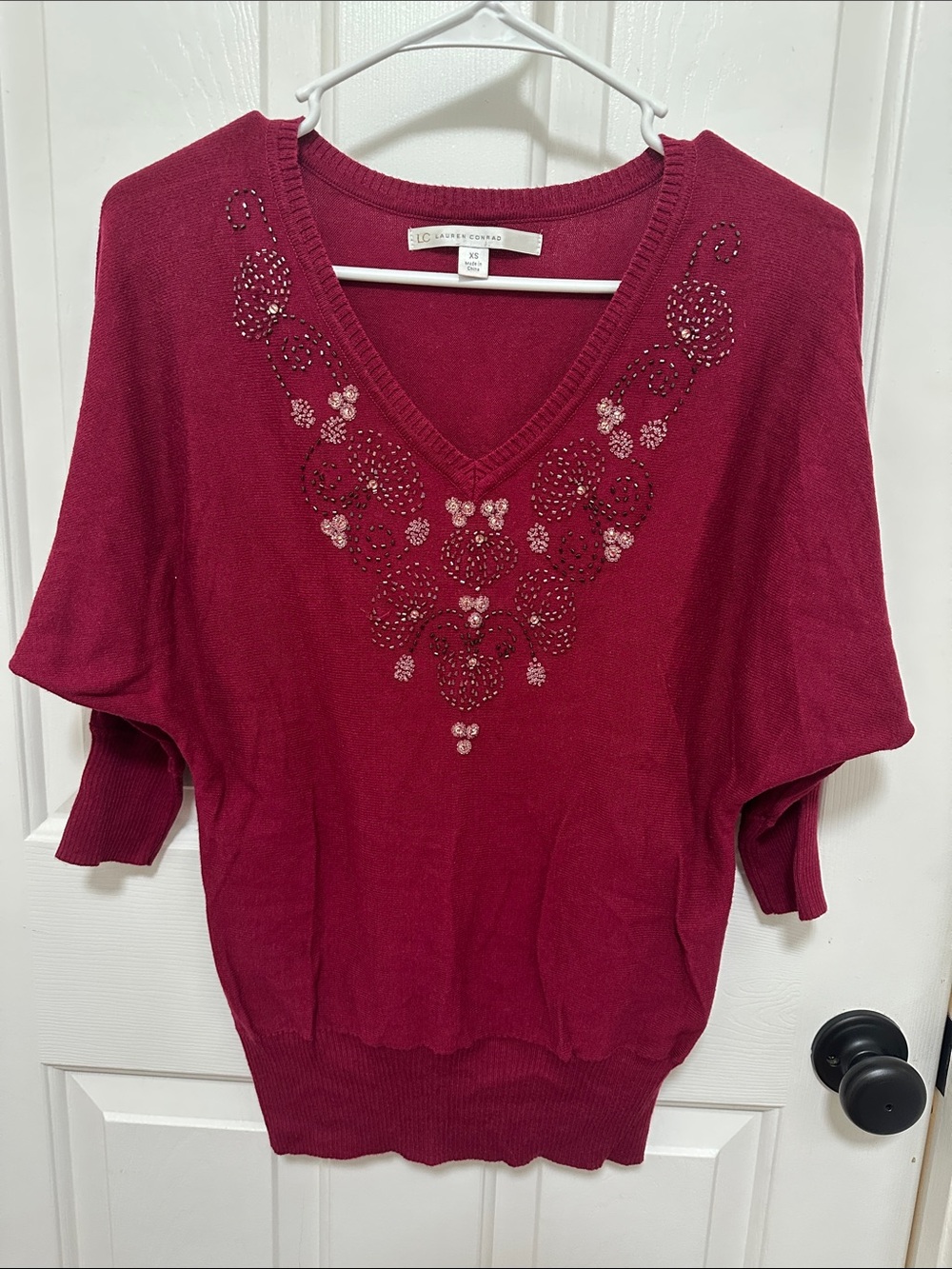 0147 LC Lauren Conrad Berry V-Neck Embellished Sweater size XS